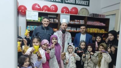 Kütahya’nın Simav ilçesinde, Ramazan ayında camiye teravihe gelen çocuklara ücretsiz