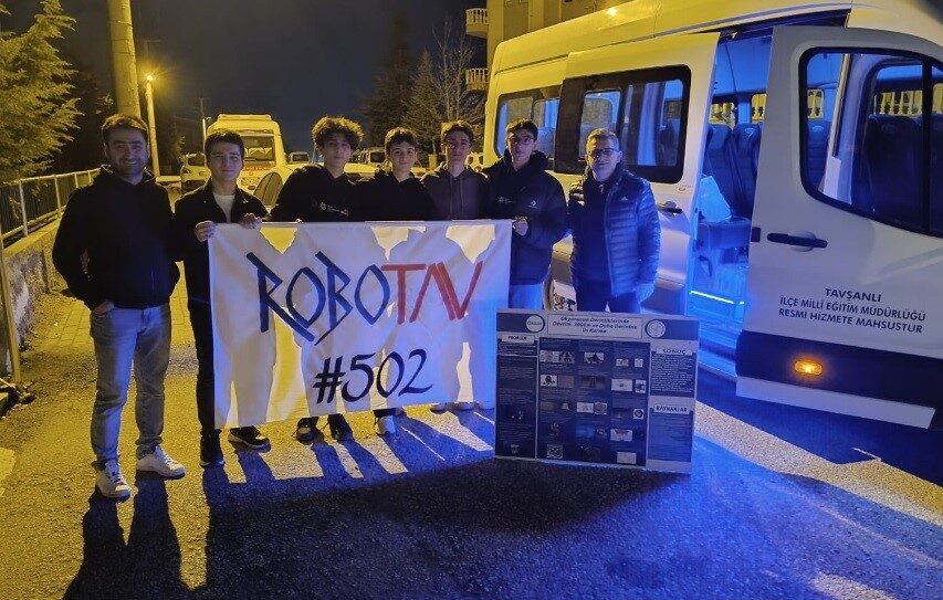 Kütahya’nın Tavşanlı ilçesinde, 15 Temmuz Şehitler Fen Lisesi Robot Takımı,