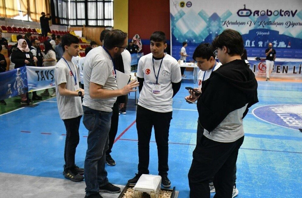 Kütahya’nın Tavşanlı ilçesinde öğrenciler ulusal robot yarışmasına hazırlanıyor. Tavşanlı 15