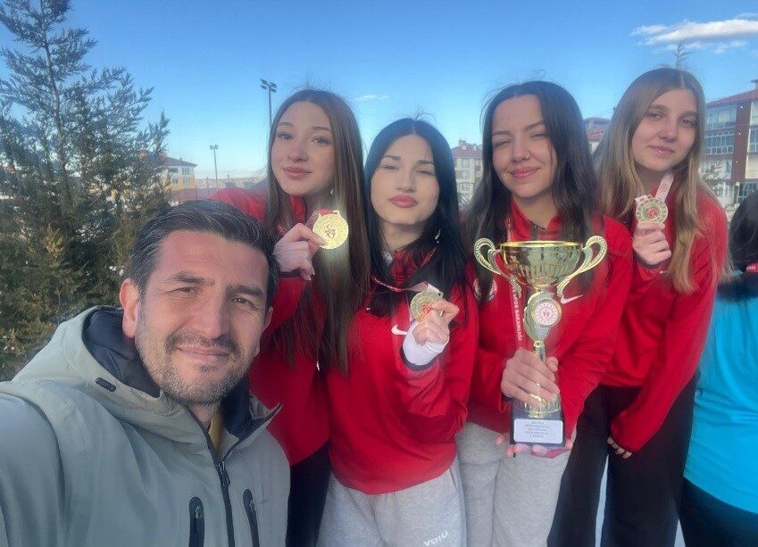 Kütahya’nın Tavşanlı ilçesi Atatürk Anadolu Lisesi Genç Kızlar Bocce Takımı,