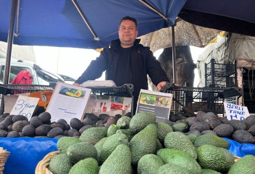 Kütahya’nın Tavşanlı ilçesindeki semt pazarlarında, son yıllarda tropikal meyvelere olan