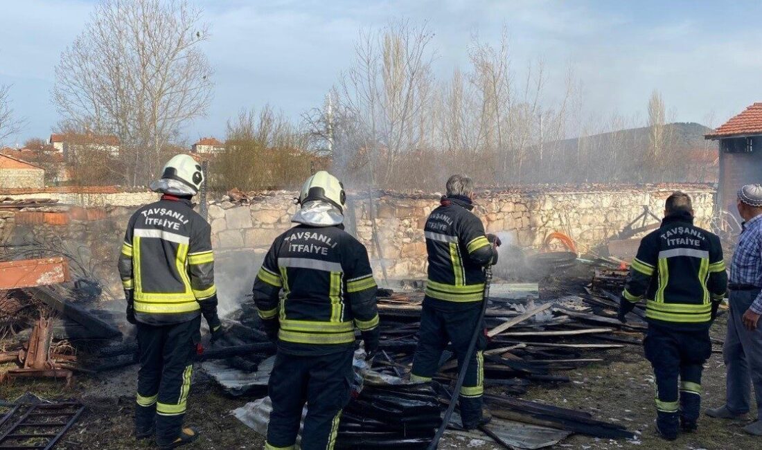 Kütahya’nın Tavşanlı ilçesinde çıkan yangın, mahallelinin dikkatli sayesinde söndürüldü. İlçeye