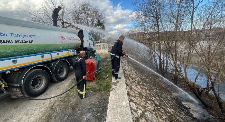 Kütahya’nın Tavşanlı ilçesinde dere kenarında çıkan ot yangını, itfaiye ekiplerinin