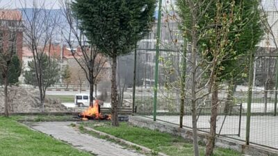 Kütahya’nın Tavşanlı ilçesinde, çocuklar tarafından yakıldığı tahmin edilen eski oto