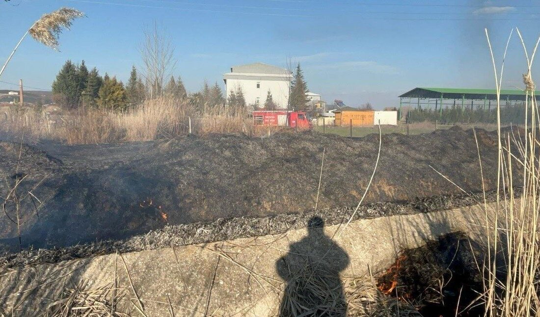 Kütahya’nın Tavşanlı ilçesi Tepecik beldesinde çıkan ot yangını, itfaiye ekiplerinin