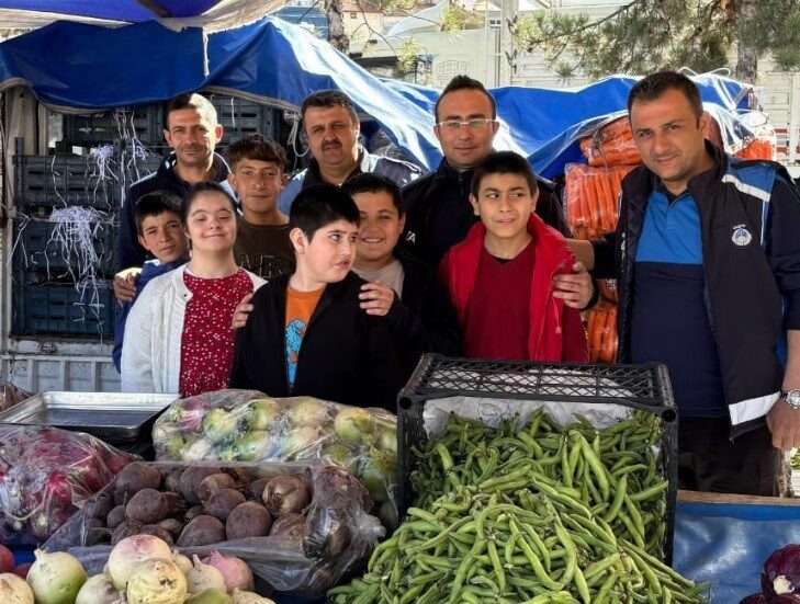 Kütahya’nın Tavşanlı ilçesinde Özel Uygulama Okulu öğrencileri, semt pazarını ziyaret