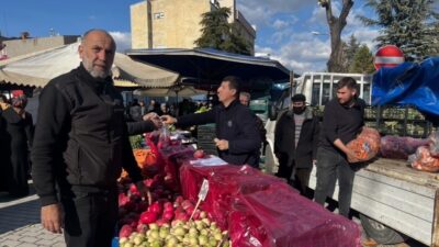 Kütahya’nın Tavşanlı ilçesinde pazarcılar, taze ürünleriyle vatandaşlara hizmet vermeye devam