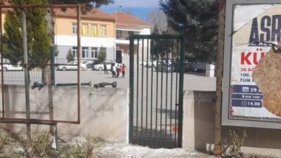 Kütahya’nın Tavşanlı ilçesinde, cumartesi günü kurulan semt pazarına otoparktan ulaşımın