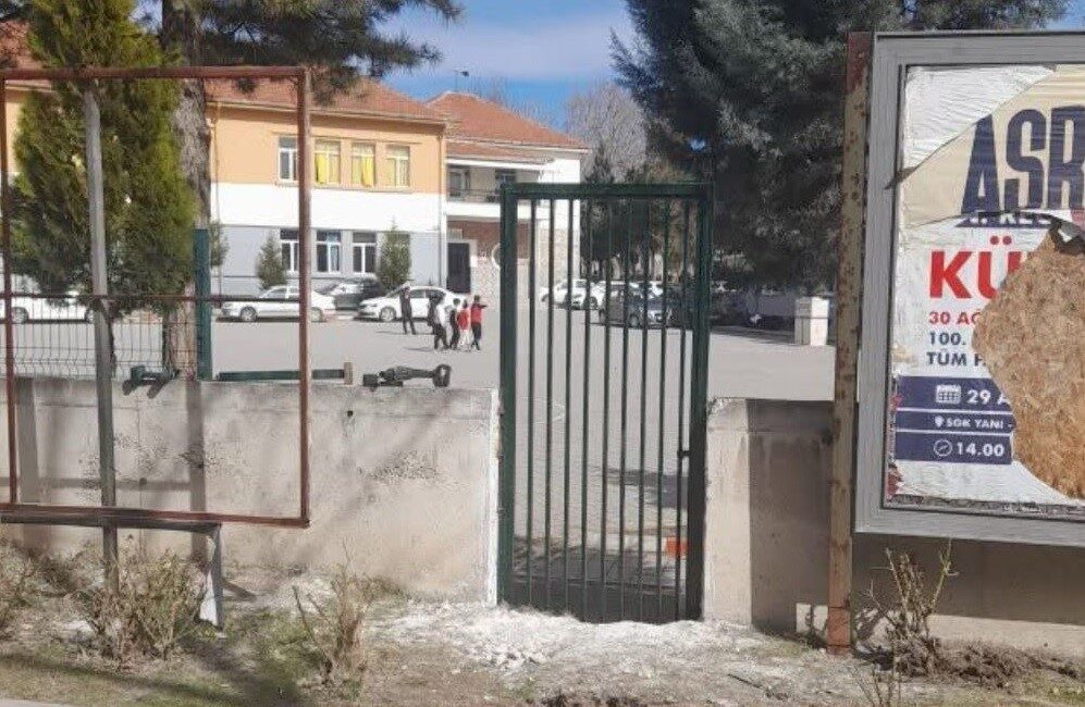 Kütahya’nın Tavşanlı ilçesinde, cumartesi günü kurulan semt pazarına otoparktan ulaşımın