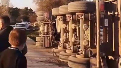 Kütahya’nın Tavşanlı İlçesi’nde tomruk yüklü bir tır devrildi. Edinilen bilgilere