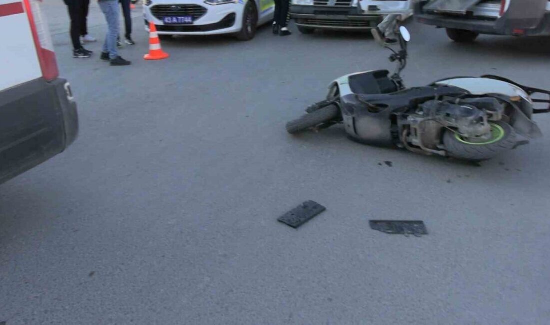 Kütahya’nın Tavşanlı ilçesinde otomobil ile motosikletin çarpışması sonucu trafik kazası