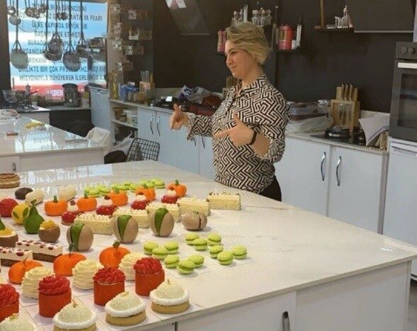 Kütahya’nın Tavşanlı ilçesinde farklı tarz butik pastaları ile bilinen Tuba