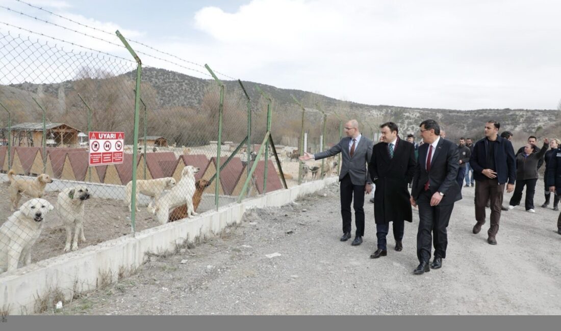 Kütahya Valisi Musa Işın, Belediye Başkanı Eyüp Kahveci ile birlikte