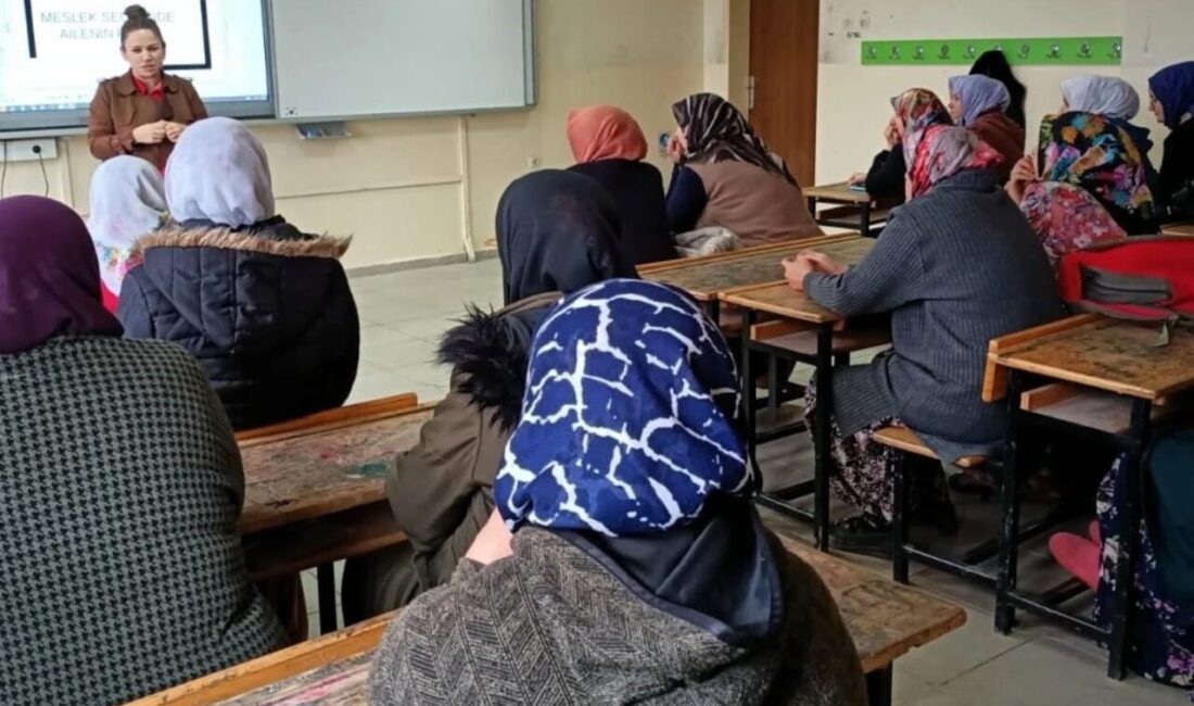 Kütahya’nın Altıntaş ilçesinde “Meslekleri Tanıyorum” temalı veli bilgilendirme seminerlerinin, Mustafa