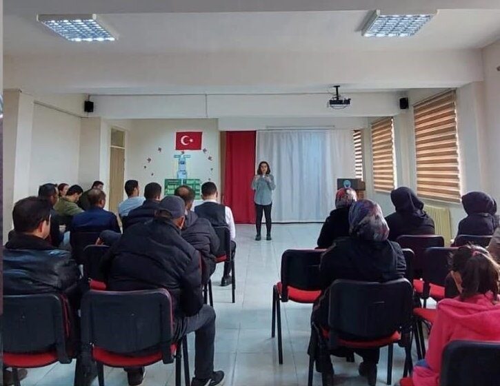 Altıntaş Anadolu İmam Hatip Ortaokulu’nda 7. ve 8. sınıf velilerine