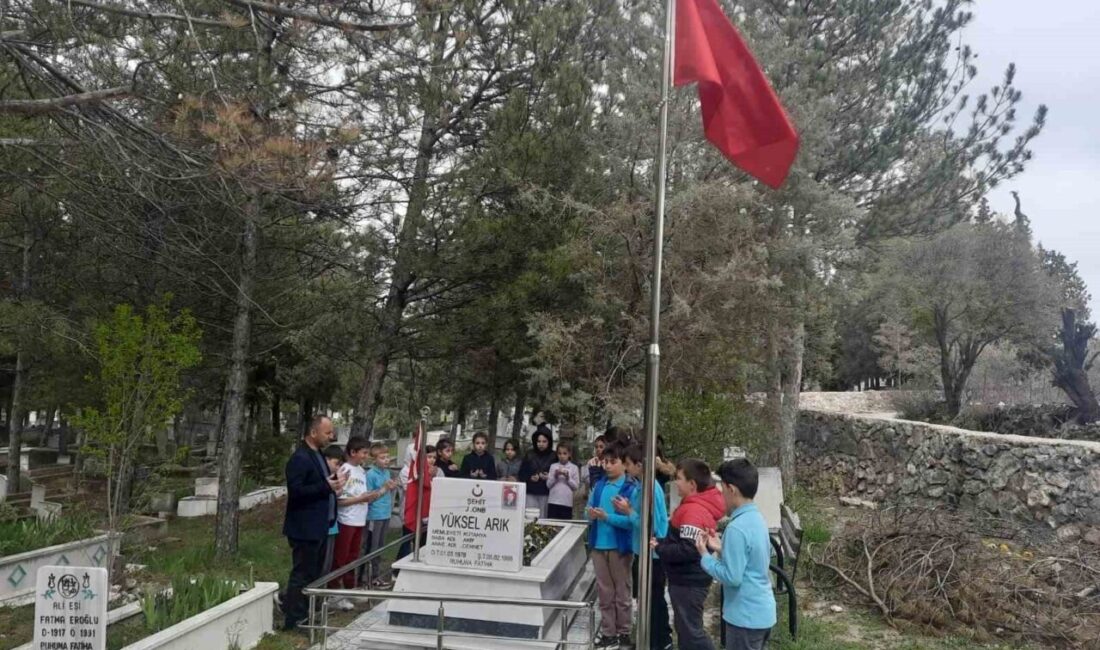 Kütahya’nın Hisarcık ilçesi Atatürk İlkokulu öğrencileri Şehitler Haftası etkinlikleri çerçevesinde