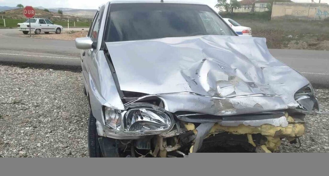 Kütahya’nın Hisarcık ilçesinde iki otomobilin çarpışması sonucu meydana gelen trafik