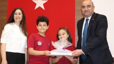 Kütahya’nın Tavşanlı İlçe Kaymakamı Hayrettin Baskın, Milli Egemenlik İlkokulu öğrencileriyle