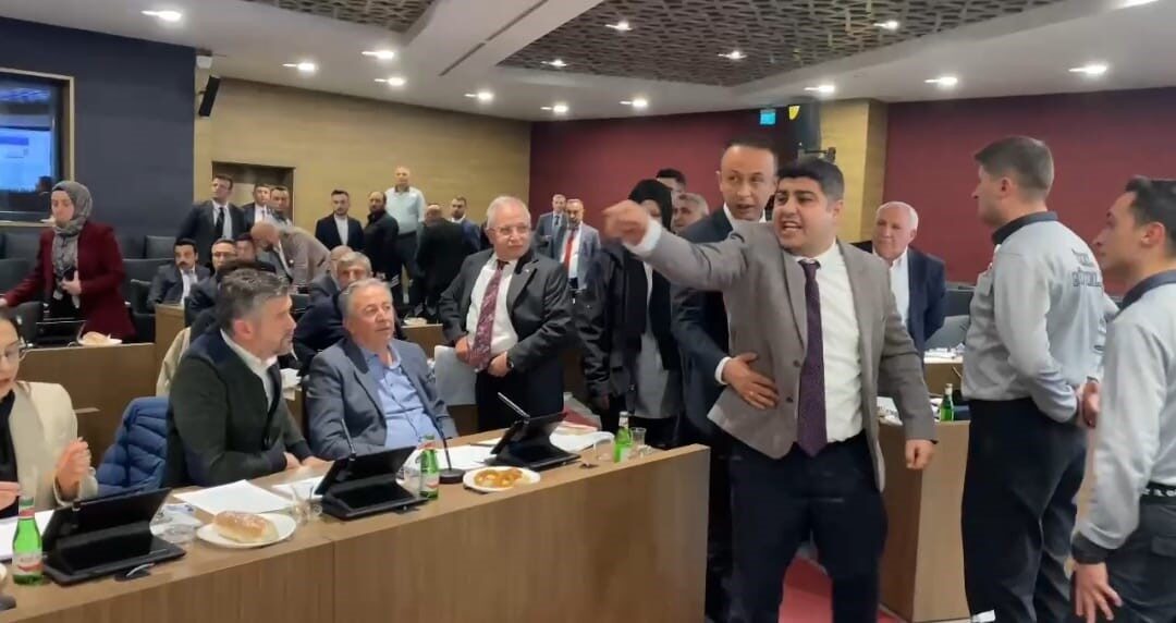 Kütahya Belediye Meclis Toplantısı’nda, AK Parti ve MHP’li üyeler ile