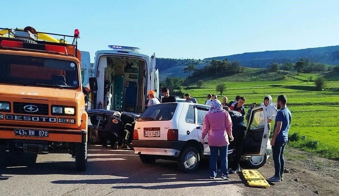 Kütahya’nın Domaniç-Tavşanlı karayolunda iki aracın çarpışması sonucu meydana gelen trafik