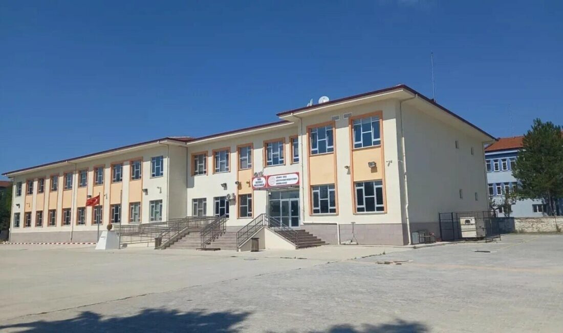 Mehmet ALTINTAŞ/GEDİZ (Kütahya), – KÜTAHYA’nın Gediz ilçesinde gıda zehirlenmesi şüphesiyle