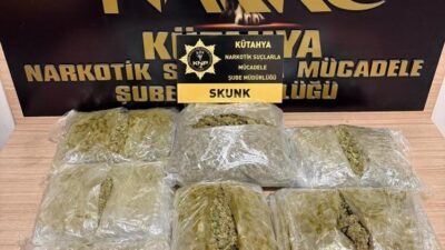 Kütahya’da polis uygulama noktasında durdurulan araçta 3 kilo uyuşturucu ele