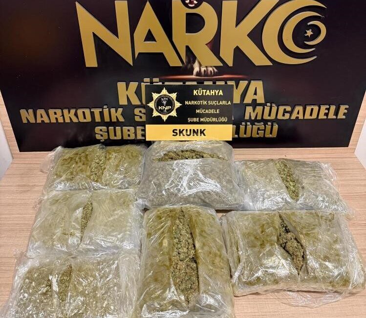 Kütahya’da polis uygulama noktasında durdurulan araçta 3 kilo uyuşturucu ele