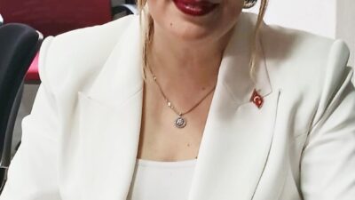 Kütahya’da Türk Dili ve Edebiyatı öğretmeni olarak görev yapan Nuray