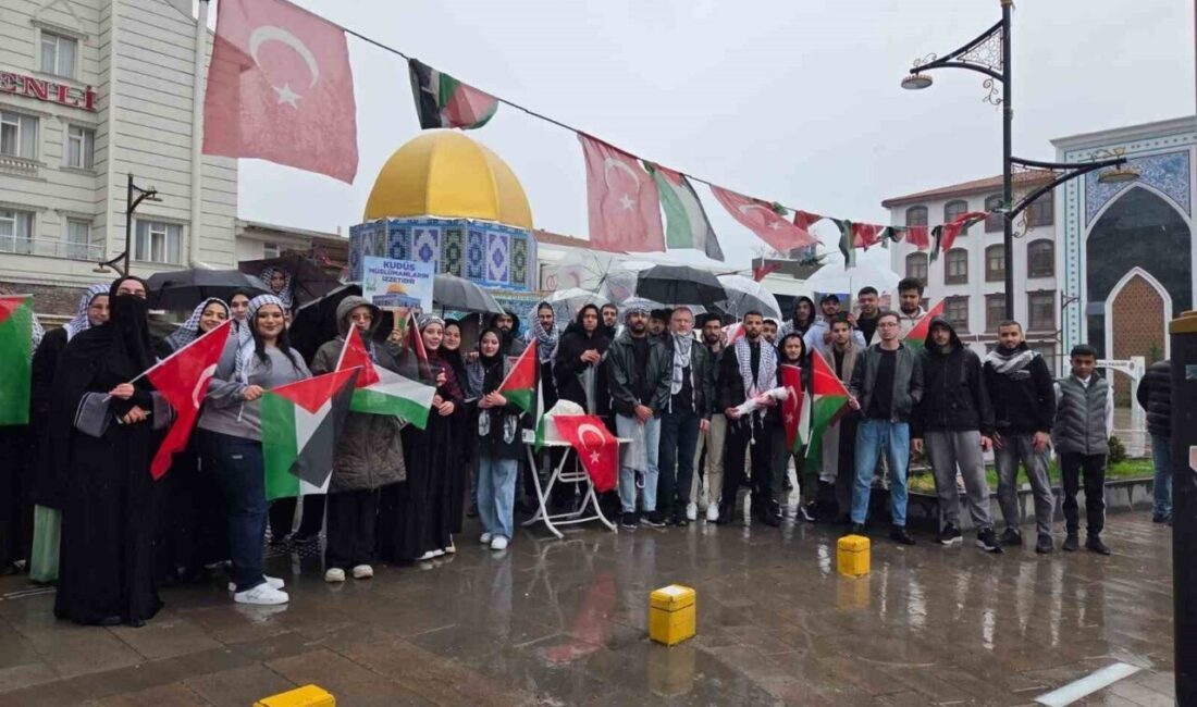 Kütahya Zafer Meydanı’nda toplanan grup, İsrail’in Gazze’ye yönelik saldırılarını kınadı.