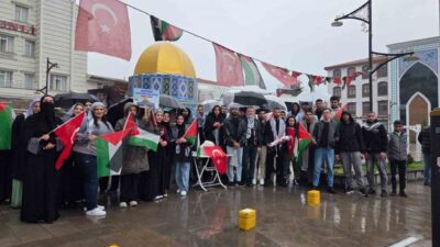 Kütahya Zafer Meydanı’nda toplanan grup, İsrail’in Gazze’ye yönelik saldırılarını kınadı.