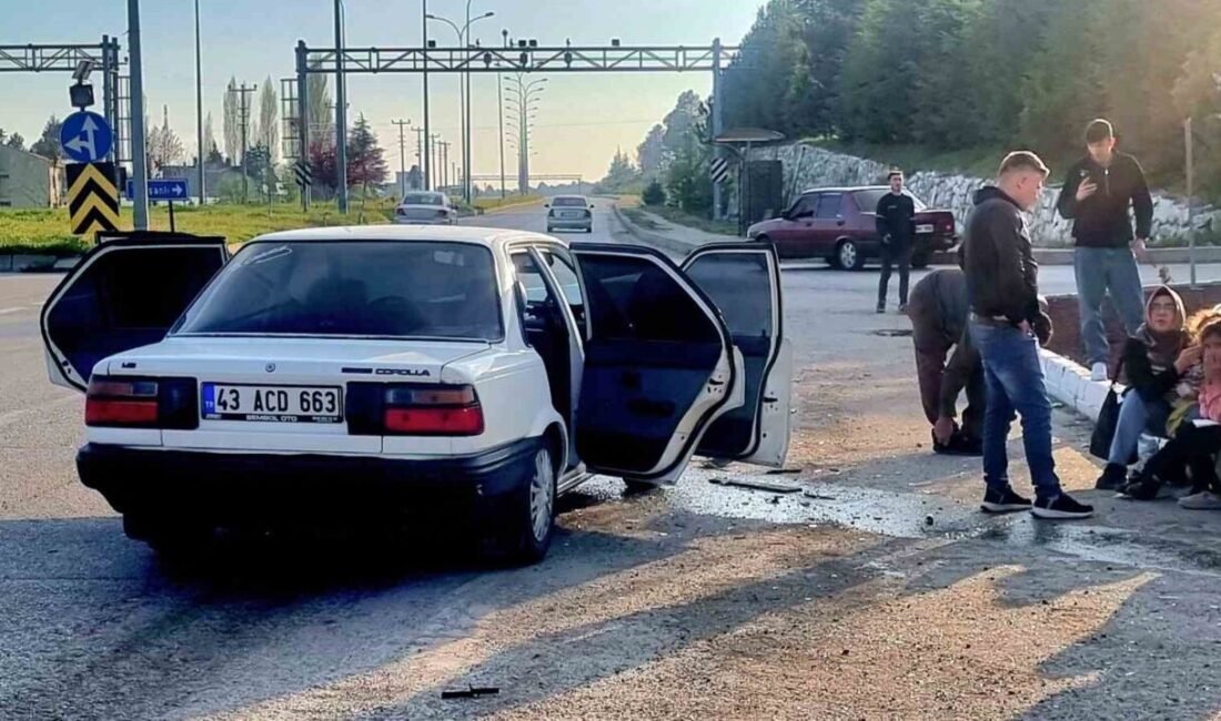 Kütahya’nın Domaniç ilçesinde iki otomobilin çarpışması sonucu meydana gelen trafik
