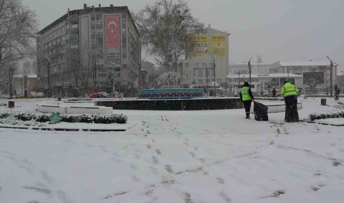 Sabah saatlerinde başlayan kar yağışı Kütahya kent merkezini beyaza bürüdü.