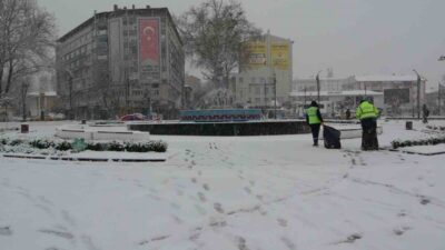 Sabah saatlerinde başlayan kar yağışı Kütahya kent merkezini beyaza bürüdü.