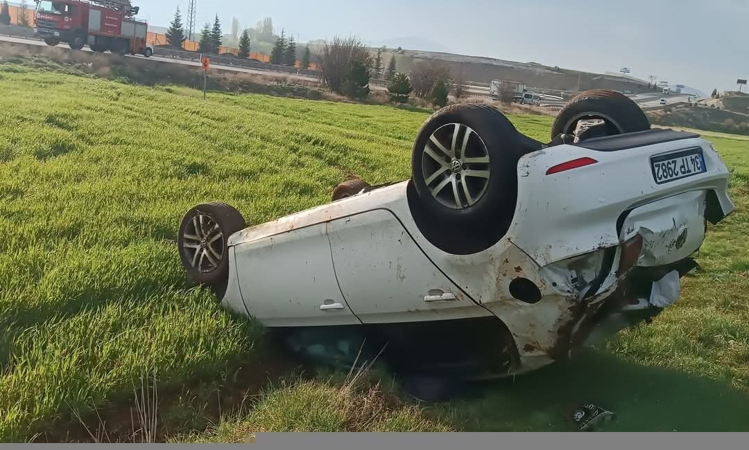 Kütahya’nın Altıntaş ilçesinde sürücüsünün direksiyon hakimiyetini kaybetmesi sonucu yoldan çıkarak