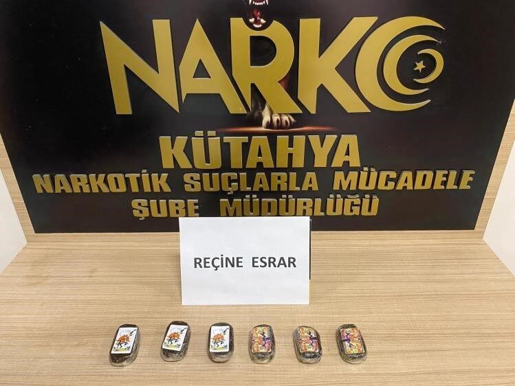 Kütahya’da polis uygulama noktasında uyuşturucu madde ile yakalanan şüpheli çıkarıldığı