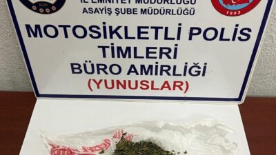 Kütahya’da Motosikletli Polis Timlerince yapılan çalışmalarda üzerinde uyuşturucu bulunan şüpheli