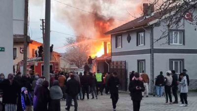 Kütahya’nın Domaniç ilçesine bağlı Çokköy’de bir ev çıkan yangında kullanılamaz