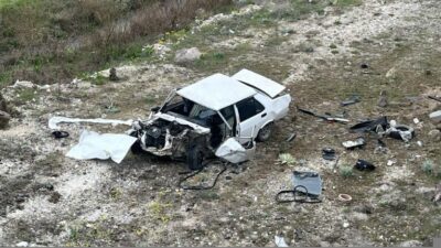 Tuna İŞLEYEN/TAVŞANLI (Kütahya), – KÜTAHYA’nın Tavşanlı ilçesinde şarampole uçan otomobilin