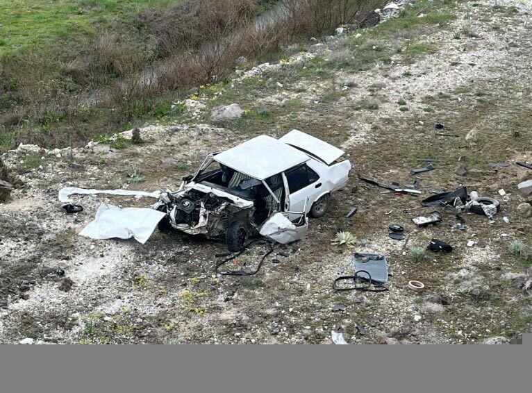 Tuna İŞLEYEN/TAVŞANLI (Kütahya), – KÜTAHYA’nın Tavşanlı ilçesinde şarampole uçan otomobilin