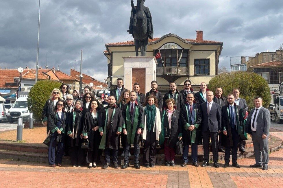 Kütahya’nın Tavşanlı ilçesinde avukatlar günü kutlandı. Tavşanlı Cumhuriyet Meydanındaki tören