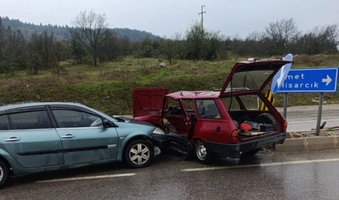 Kütahya’nın Tavşanlı ilçesinde iki otomobilin çarpışması sonucu meydana gelen trafik