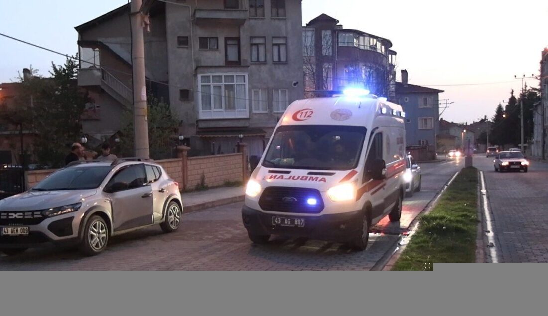 Kütahya’nın Tavşanlı ilçesinde otomobil ile motosikletin çarpışması sonucu meydana gelen