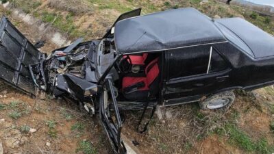 Kütahya’nın Tavşanlı ilçesinde kontrolden çıkan otomobilin su kanalına uçtuğu kazada