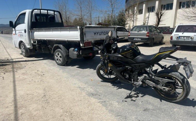 Kütahya’nın Tavşanlı ilçesinde pikap ile motosikletin çarpışması sonucu meydana gelen