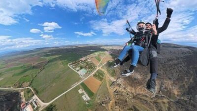 Kütahya’nın Tavşanlı ilçesinden, yamaç paraşütü tutkunları Eskişehir’e yamaç paraşütü için