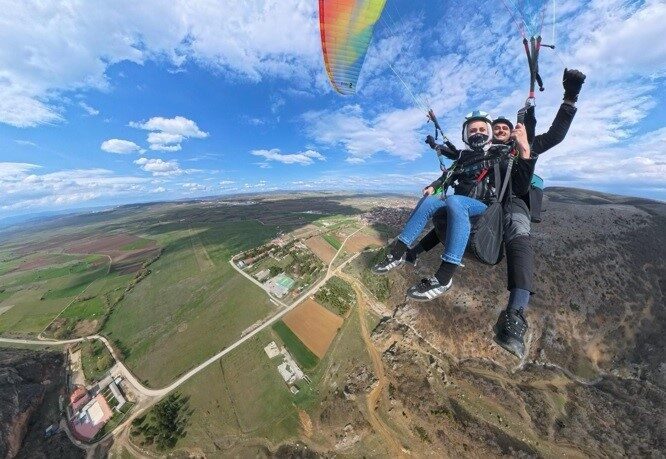 Kütahya’nın Tavşanlı ilçesinden, yamaç paraşütü tutkunları Eskişehir’e yamaç paraşütü için