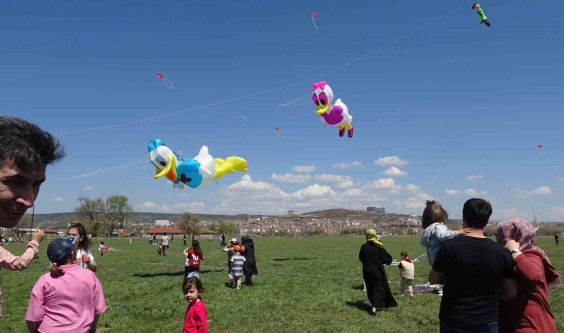 Kütahya’nın Tavşanlı ilçesinde her yıl geleneksel olarak düzenlenen uçurtma şenliği,