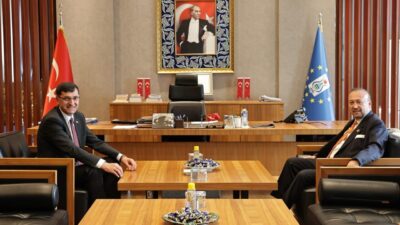 Uşak Belediye Başkanı Özkan Yalım, Kütahya Belediye Başkanı Eyüp Kahveci’yi
