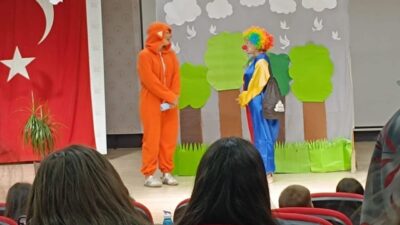 Kütahya’nın Altıntaş ilçesinde “İyilik Ormanı” adlı çocuk tiyatrosu minik izleyicilerle