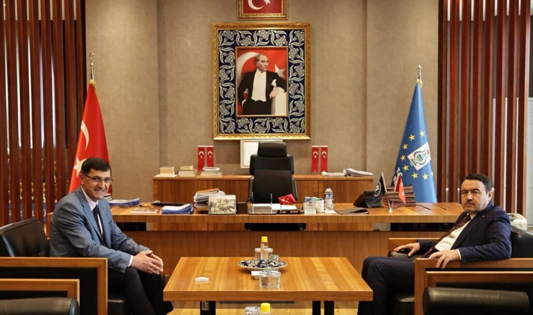 Kütahya Valisi Musa Işın, Kütahya Belediye Başkanı Eyüp Kahveci’yi makamında